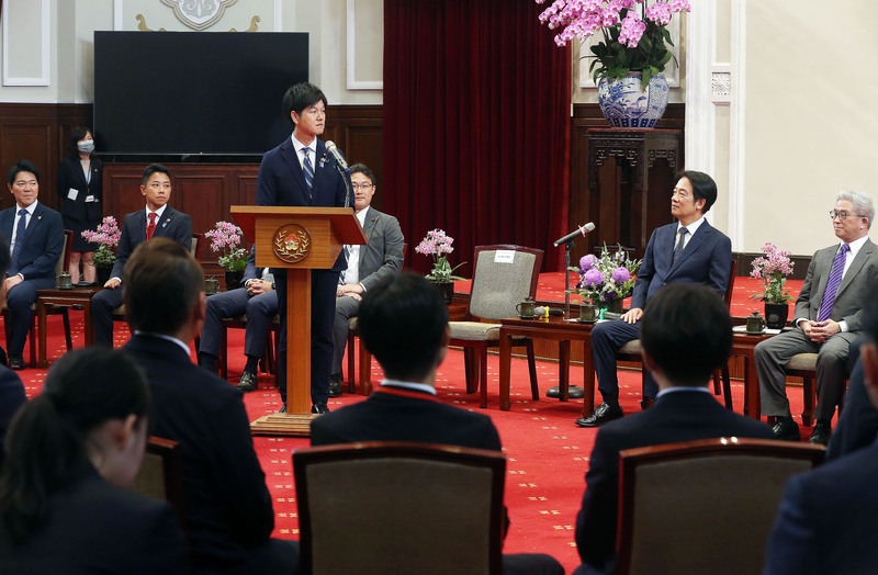 Le vice-président Lai Ching-te reçoit la division jeunesse du parti libéral démocrate japonais, dirigée par Norikazu Suzuki (debout, centre) (photo CNA)