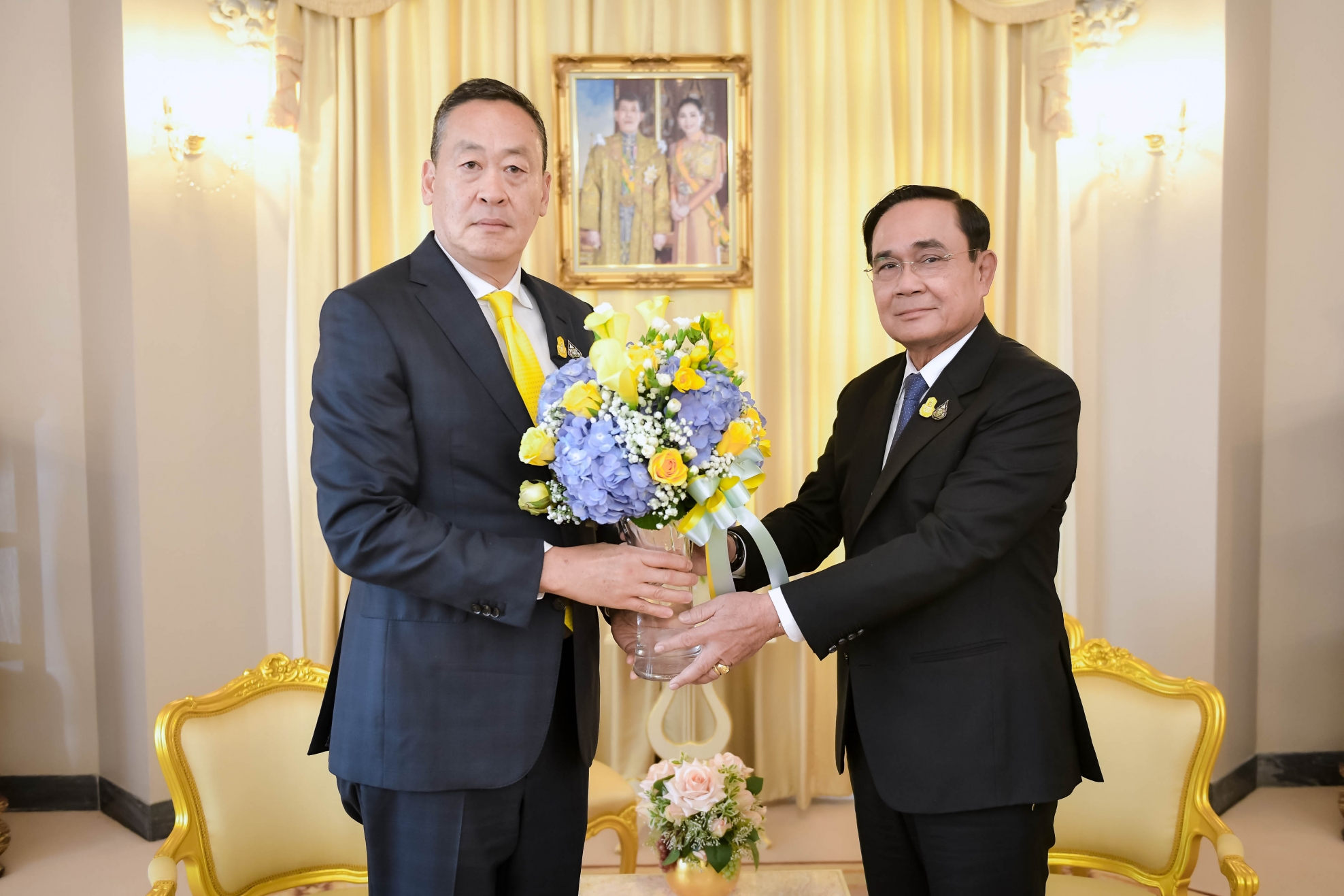Le nouveau Premier ministre Srettha Thavisin, issu du Pheu Thai, reçoit aujourd'hui un bouquet de fleurs des mains du général Prayuth Chan-o-cha, ancien Premier ministre à la tête de la junte militaire en Thaïlande (Image : AFP)