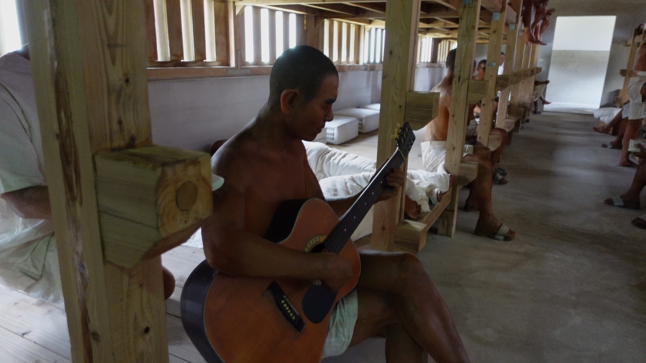 Cellule de la Maison correctionnelle de la Nouvelle Vie dans laquelle figure des statues des prisonniers exerçant différentes activités lors de leur temps libre (Image : RTI/Déllie)