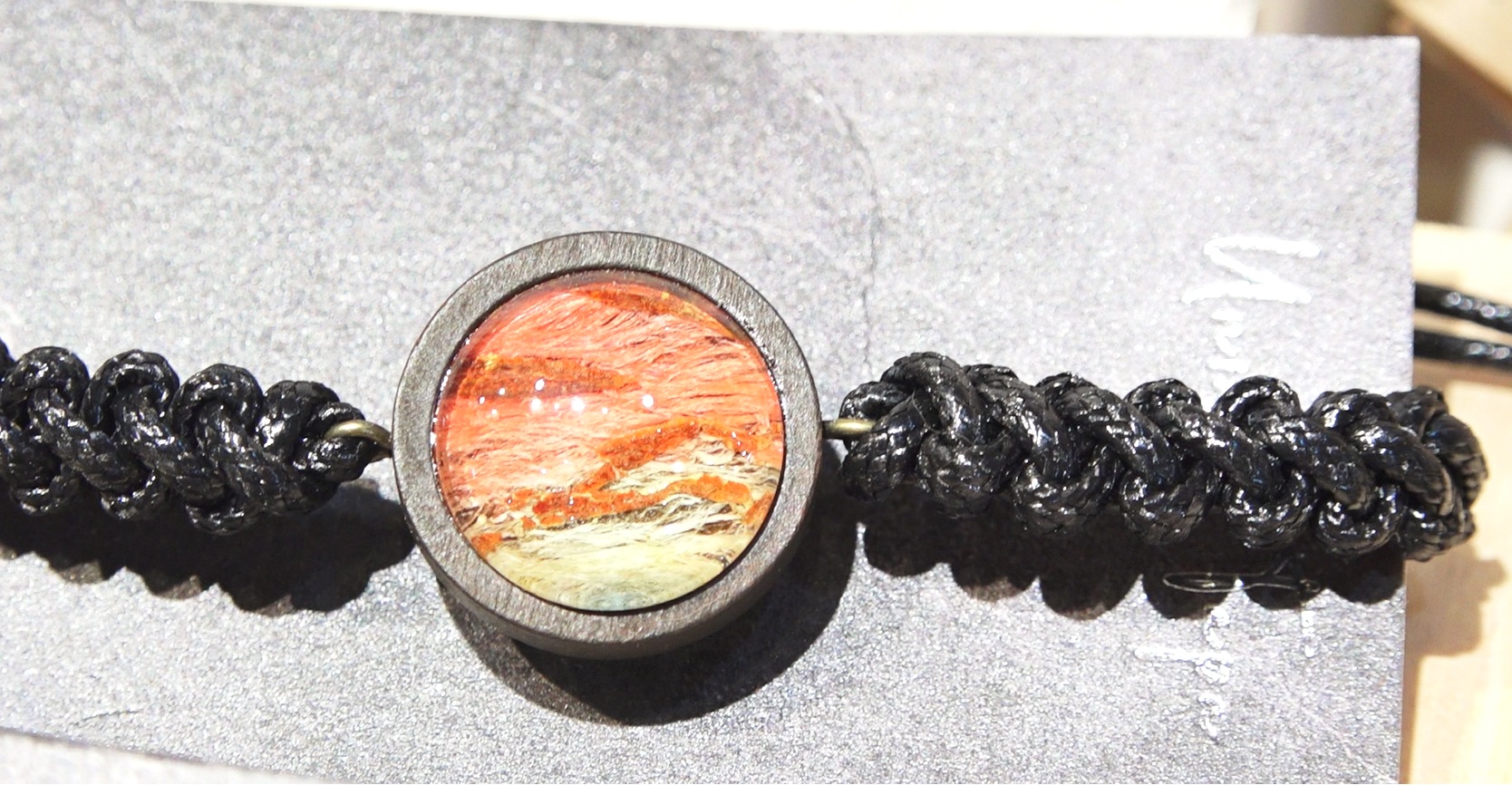 Bracelet incorporant du tissu d'écorce (atelier Qkata, photo RTI)