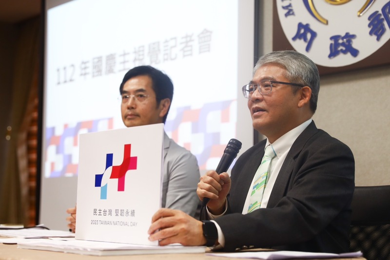 Le secrétaire général du Comité préparatoire de la fête nationale, Hua Ching-chun, présente le logo et le slogan qui accompagneront les célébrations de la fête nationale le 10 octobre prochain (photo : CNA)