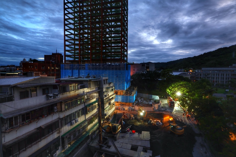 Récent affaissement d'un immeuble dans le quartier de Dazhi à Taipei en raison notamment d'un chantier adjacent (photo : CNA)
