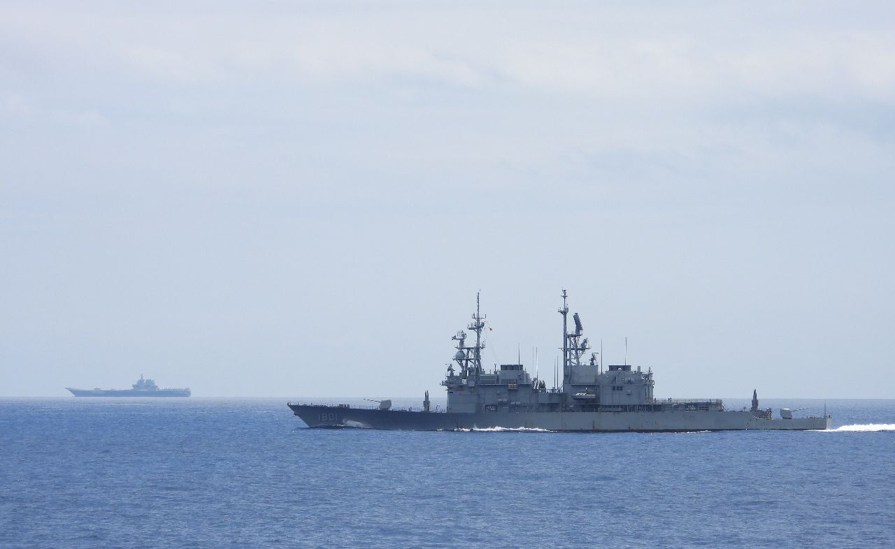 Le navire Keelung (premier-plan) de Taïwan qui observe de près le porte-avions chinois Shandong (arrière-plan) (archives, Défense)