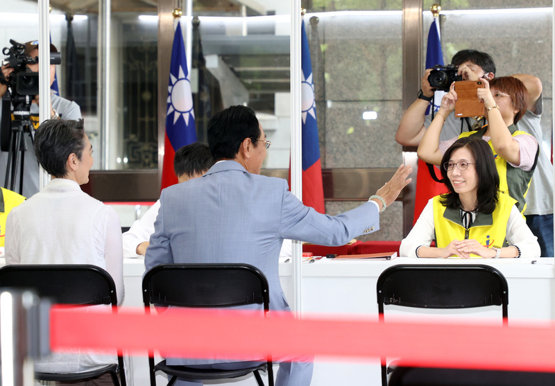 Terry Gou (郭台銘) et sa co-listière Tammy Lai (賴佩霞) se sont rendus à la Commission centrale des élections (CEC) pour recevoir un formulaire de demande d’inscription pour l'élection présidentielle de 2024 (photo CNA)