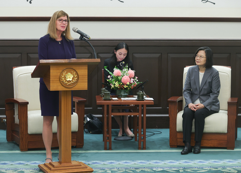 La présidente Tsai Ing-wen (droite) reçoit Laurie Locascio (gauche), à la tête du groupe de développement de commerce et sécurité informatique des États-Unis (photo CNA)