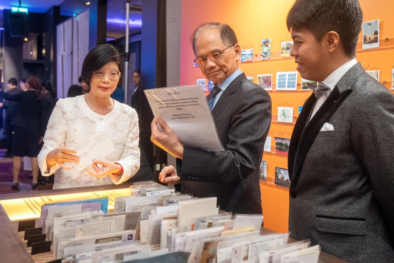 La présidente de RTI, Cheryl Lai (à  gauche) présente au président du Yuan législatif, You Si-kun, les cartes postales envoyés par des auditrices et auditeurs de 56 pays à l'occasion des 95 ans de RTI (photo : page FB de You Si-kun)