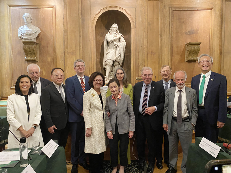 Cérémonie de remise des 26e prix de la Fondation culturelle franco-taiwanaise. Shih Che, ministre de la Culture (3e à partir de la gauche), le secrétaire perpétuel de l’Académie des sciences morales et politiques, Bernard Stirn (4e à partir de la droite), les lauréats : Tchen Yu-chiou (5e à partir de la gauche), Charlotte Pollet (5e à partir de la droite, avec une veste verte), et Thilo Diefenbach (4e à partir de la gauche) (photo : CNA)