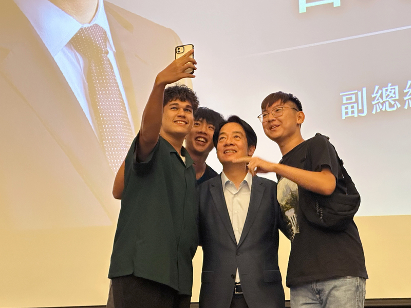 Le Vice-Président et candidat du DPP à l'élection présidentielle de janvier prochain, Lai Ching-te, à la rencontre des étudiants de l'Université Tunghai à Taichung le 25 septembre (photo : CNA)
