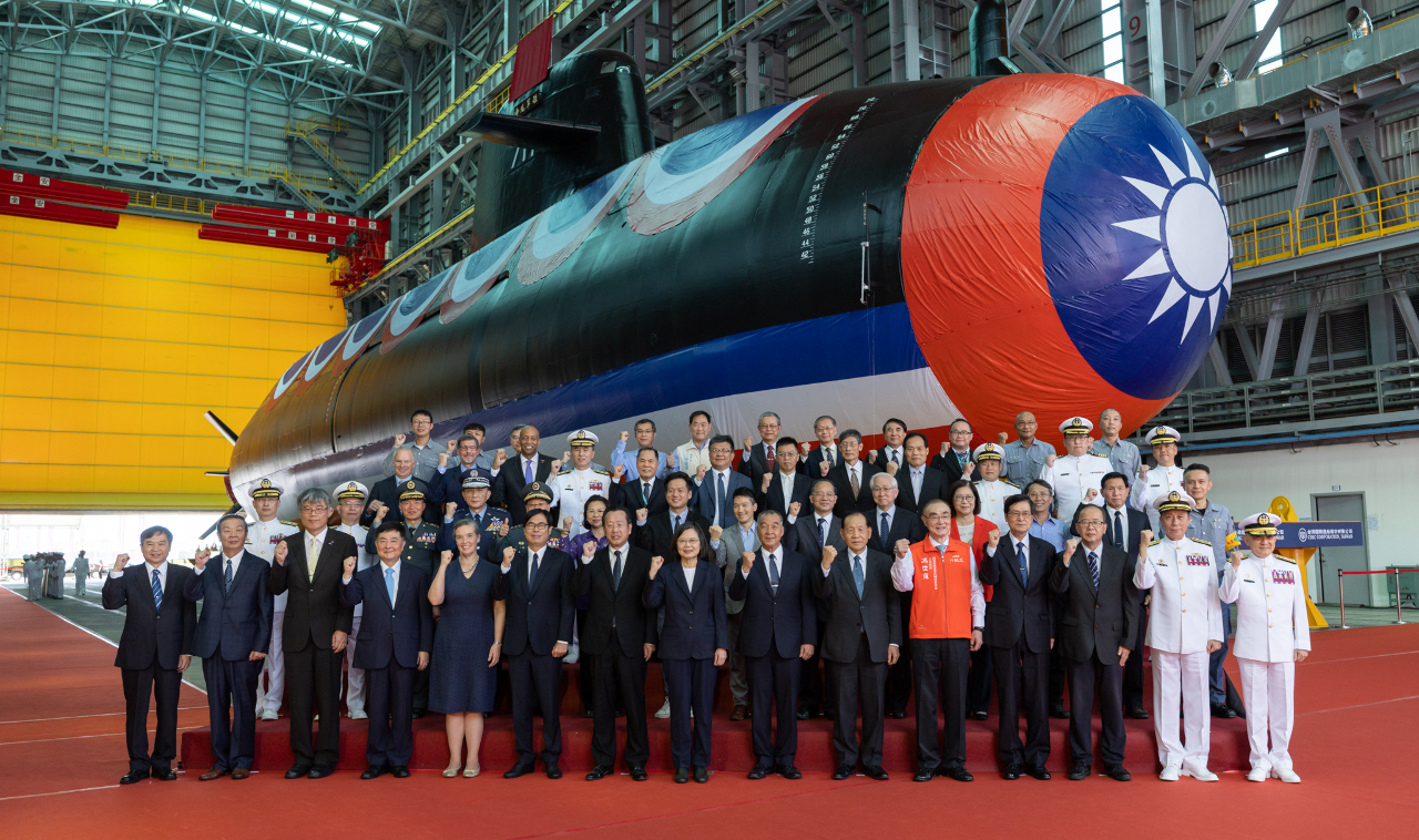 La présidente de la République Tsai Ing-wen (蔡英文) a participé, aujourd'hui à Kaohsiung, à la cérémonie de présentation du prototype du premier sous-marin de fabrication taïwanaise baptisé Haikun (Image : Palais présidentiel)