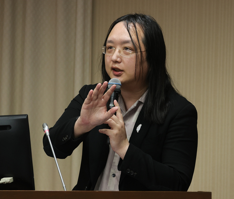 La ministre du Numérique Audrey Tang (唐鳳) a été auditionnée au Parlement hier au sujet des négociations avec les plateformes de réseaux sociaux (Image : CNA)
