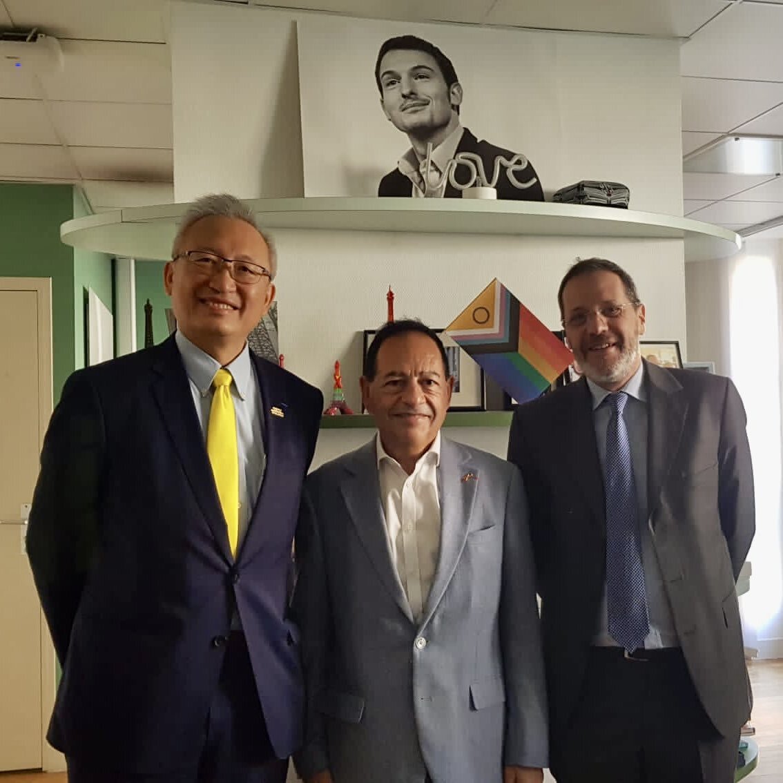Rencontre entre l'adjoint à la mairie de Paris Jean-Luc Romero-Michel (au c.) et le représentant de Taïwan en France François Wu (à g.) (photo, @JeanLucRomero)