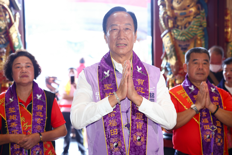 Le candidat présidentiel Terry Gou s'est rendu dans un temple le 7 octobre, avant de s'adresser aux médias (photo CNA)