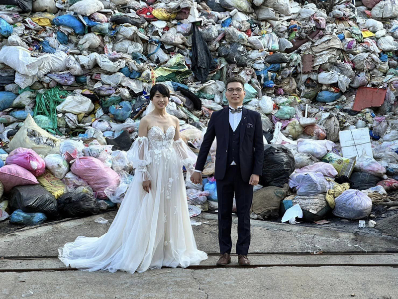 Un couple a pris ses photos de mariage devant une montagne de déchets, à Puli, dans le compté de Nantou (photo CNA)
