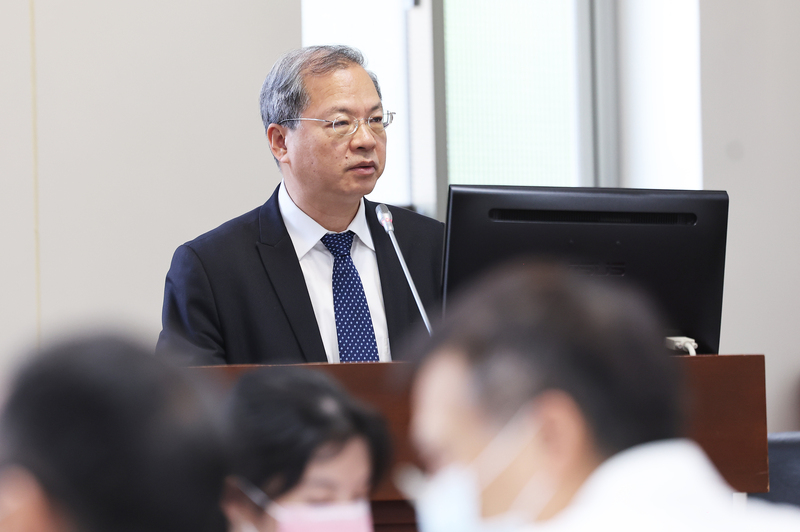 Le président de la Commission ministérielle pour le développement national, Kung Ming-hsin (龔明鑫), s'exprime sur les prévisions du FMI la croissance de Taïwan (photo CNA)