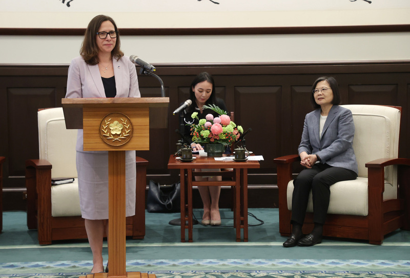Laura Rosenberger, présidente de l'Institut américain à Taïwan, reçue par la Présidente Tsai Ing-wen (photo CNA)