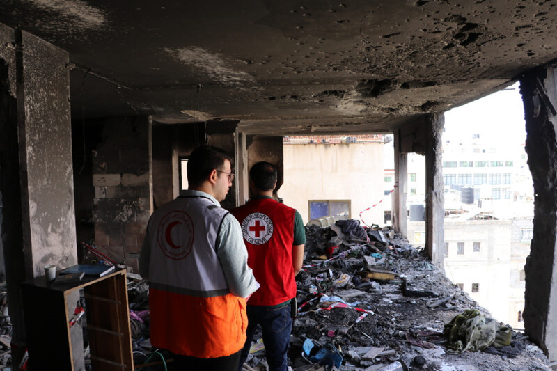 Alors que le conflit israélo-palestinien continue de s'intensifier, avec de lourdes pertes civiles, le Comité international de la Croix-Rouge (CICR) et la Société du Croissant-Rouge palestinien visitent les ruines à la recherche d'éventuels survivants (photo fournie par la Croix-Rouge de la République de Chine à CNA)