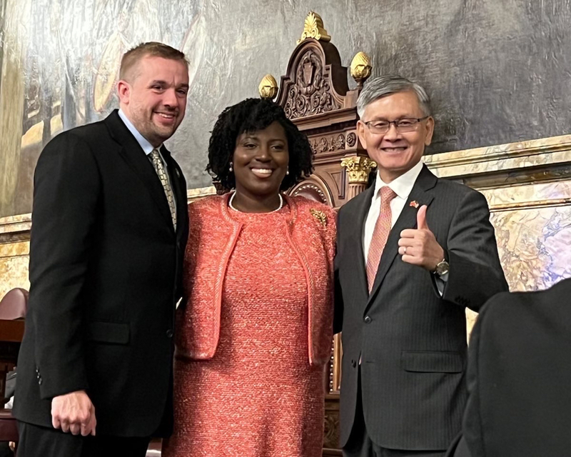 Le directeur du bureau taïwanais à New York James K. J. Lee (à d.), la présidente de la Chambre des représentants de Pensylvanie Joanna McClinton (au c.) et le leader des républicains au Parlement de Pensylvanie Bryan Cutler (à g.) (photo, accordée à CNA par la représentation taïwanaise)