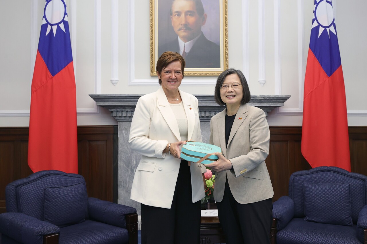 La présidente Tsaï Ing-wen (à d.) reçoit la présidente de la Commission des affaires étrangères du Parlement belge Els Van Hoof (à g.) au palais présidentiel (photo, présidence)