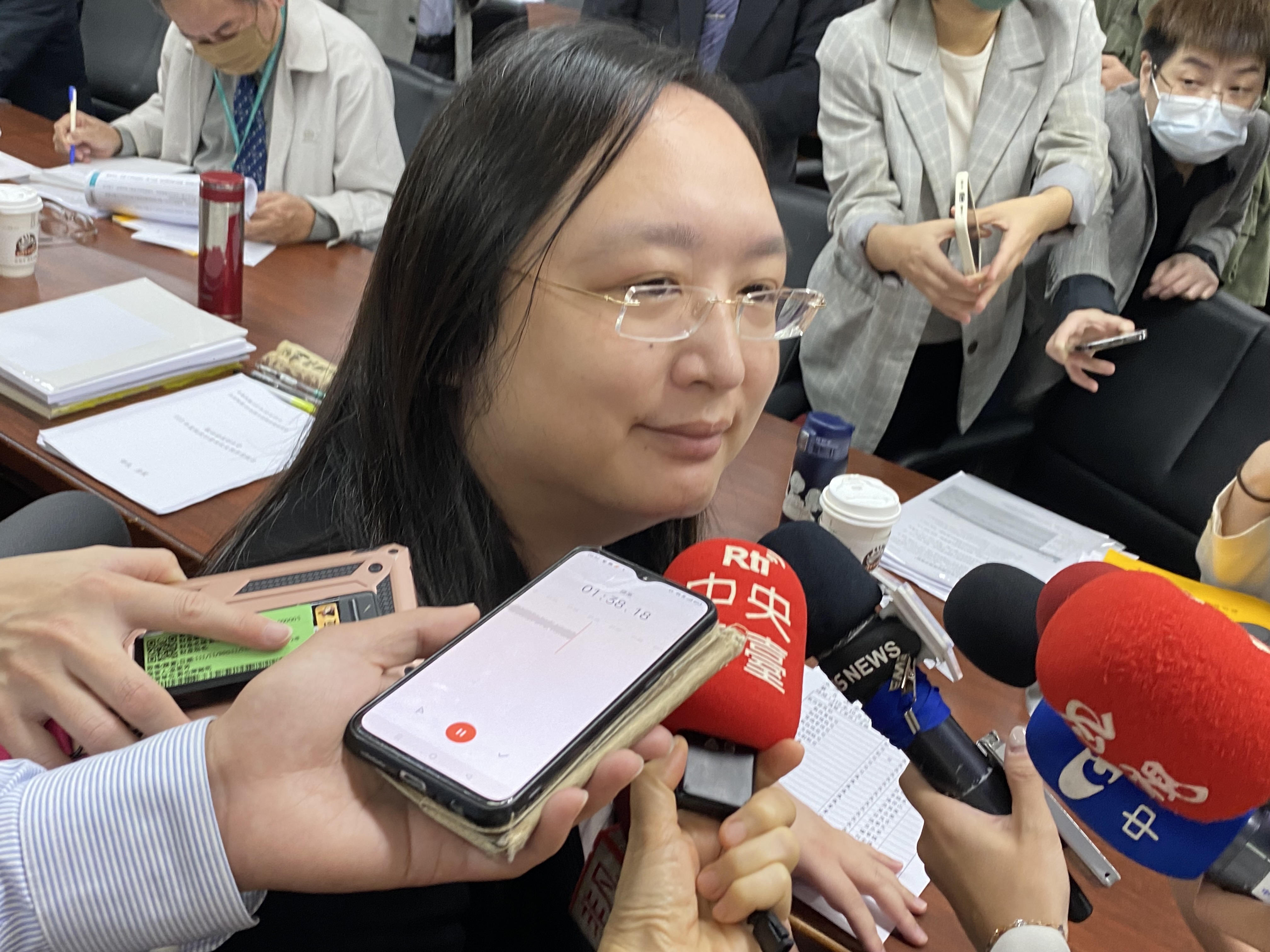 La ministre du Numérique Audrey Tang interviewée par la presse à la sortie du Yuan législatif aujourd'hui (photo : 吳琍君)