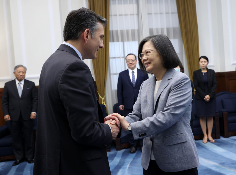 La Présidente Tsai Ing-wen a rencontré le 24 octobre David Trulio, président de l’Institut et de la Fondation présidentielle Ronald Reagan (RRPFI) (Photo CNA)