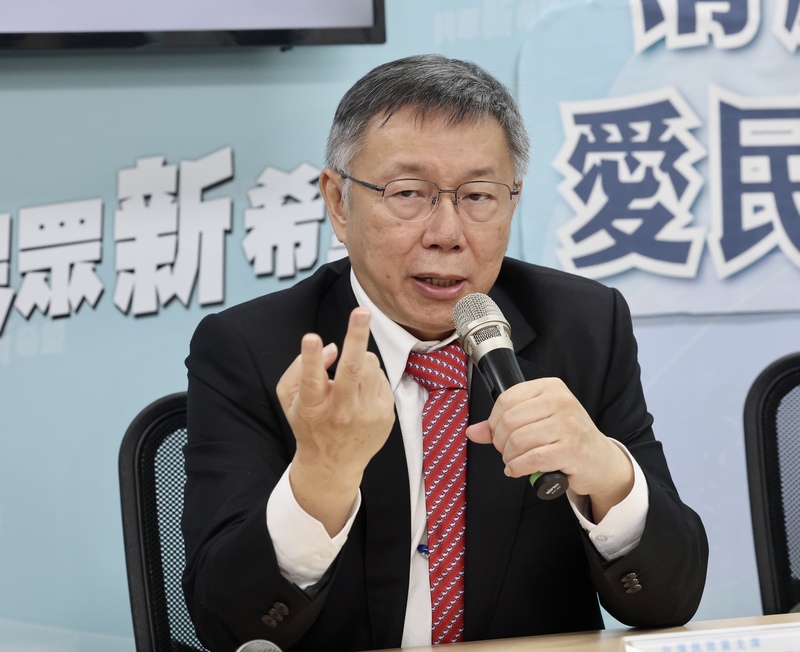 Conférence de presse du candidat du TPP Ko Wen-je le 24 octobre, à l'occasion de laquelle il a comparé la proposition d'alliance du candidat du KMT Hou Yu-ih à un mariage forcé (photo CNA)