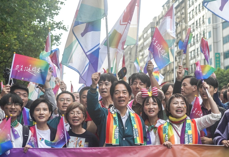 Le candidat à la présidence Lai Ching-te participe à la marche des fiertés de Taiwan (photo CNA)
