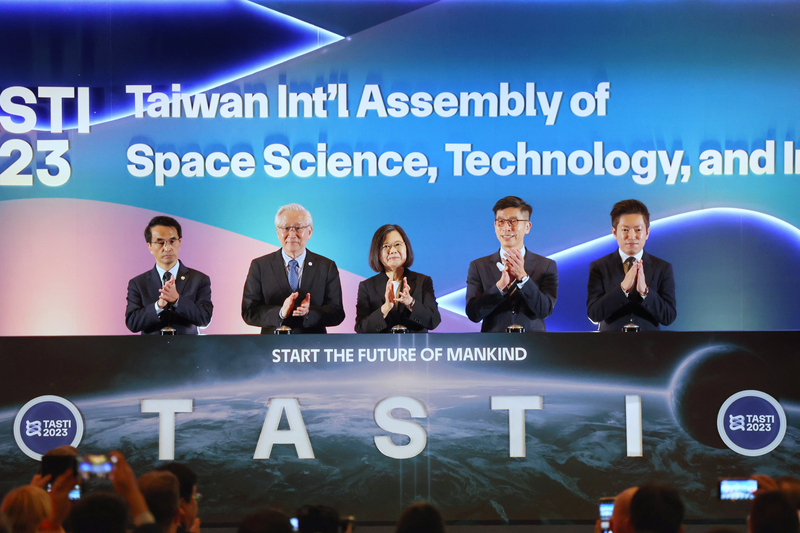 L'Assemblée internationale sur l'espace taïwanais (TASTI) a débuté aujourd'hui, avec un discours de la présidente Tsai Ing-wen (centre) (photo CNA)