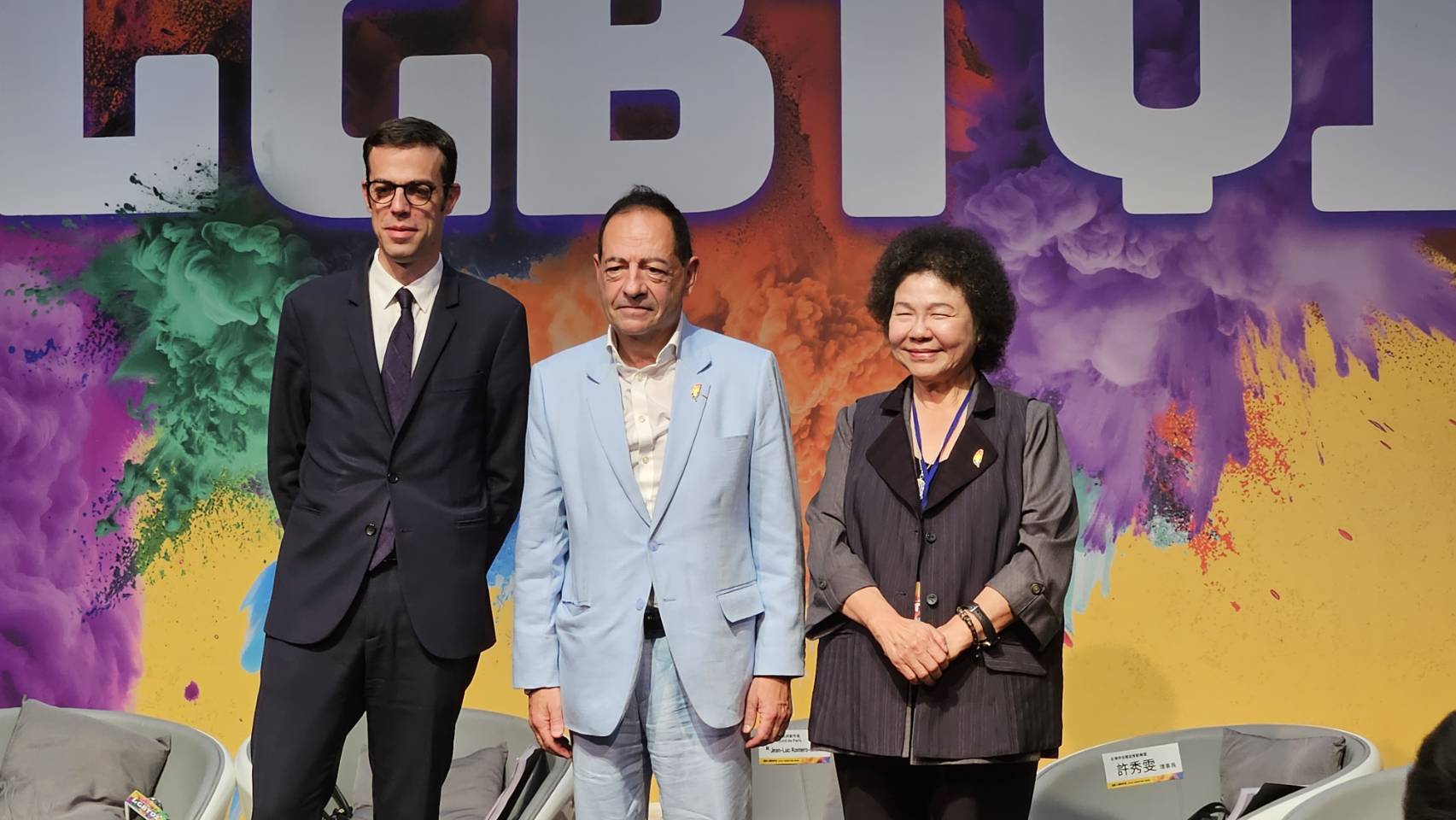 Au Salon international des droits humains LGBTQI+ étaient présents Chen Chu (陳菊) (droite), présidente de la Commission nationale des droits humains, Jean-Luc Romero-Michel (centre), adjoint au maire de Paris et militant pour les droits LGBT+, et Franck Paris (gauche), le directeur du BFT (photo RTI)