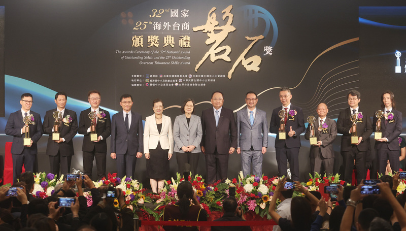 La présidente Tsai Ing-wen a reçu au palais présidentiel les lauréats des prix d’excellence 2023 pour les commerçants taïwanais et étrangers basés à Taïwan, ainsi que pour les boutiques traditionnelles (photo : CNA)