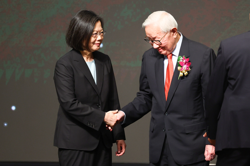 Morris Chang, premier récipiendaire du prix Li Kwoh-ting, salué par la présidente taïwanaise (photo CNA)