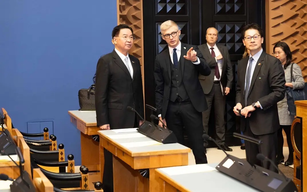 Le ministre taïwanais des Affaires étrangères Joseph Wu (吳釗燮) en visite au Parlement estonien (Plateforme X (ancien Twitter) - Kristo Enn Vaga)