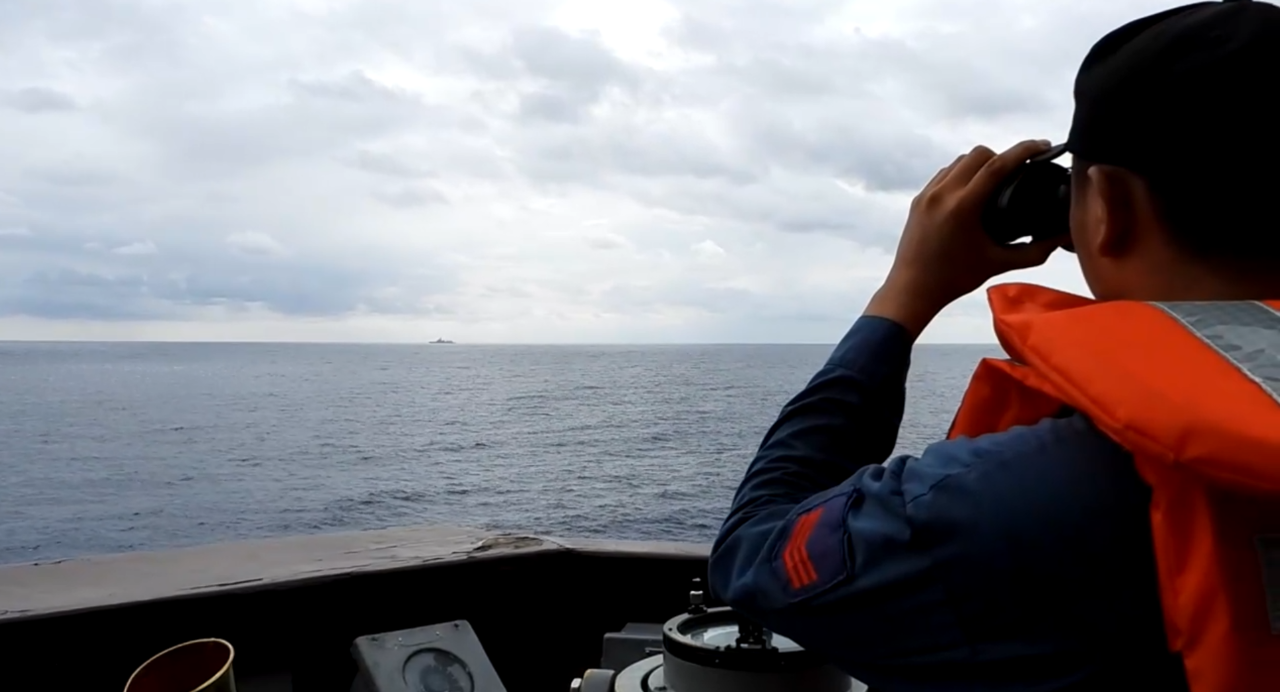 Le porte-avions chinois Shandong navigue le long de la ligne médiane du détroit de Taïwan (Image : archive ministère taïwanais de la Défense)