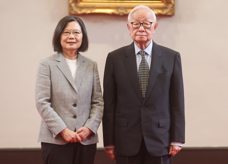 Sommet de l’APEC : Tsai Ing-wen confie quatre messages à son émissaire Morris Chang à transmettre au monde  (photo CNA)
