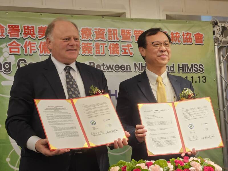 Signature d'un protocole d'accord ce matin par le directeur du Bureau national d'assurance santé de Taïwan, Shih Chung-Liang (石崇良), et Hal Wolf, directeur de la société HIMSS (photo CNA)