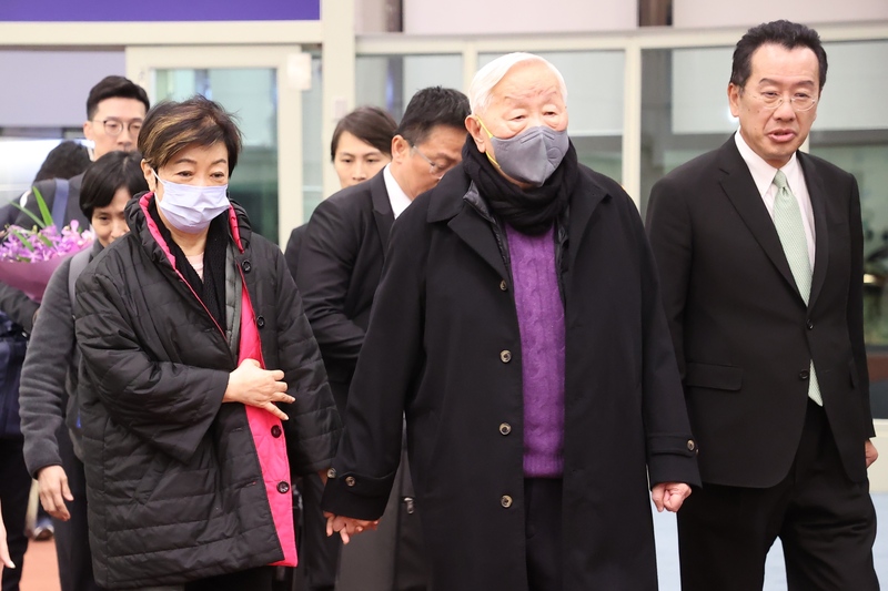 La délégation taïwanaise, menée par Morris Chang (centre), est de retour du sommet de l'APEC (photo CNA)
