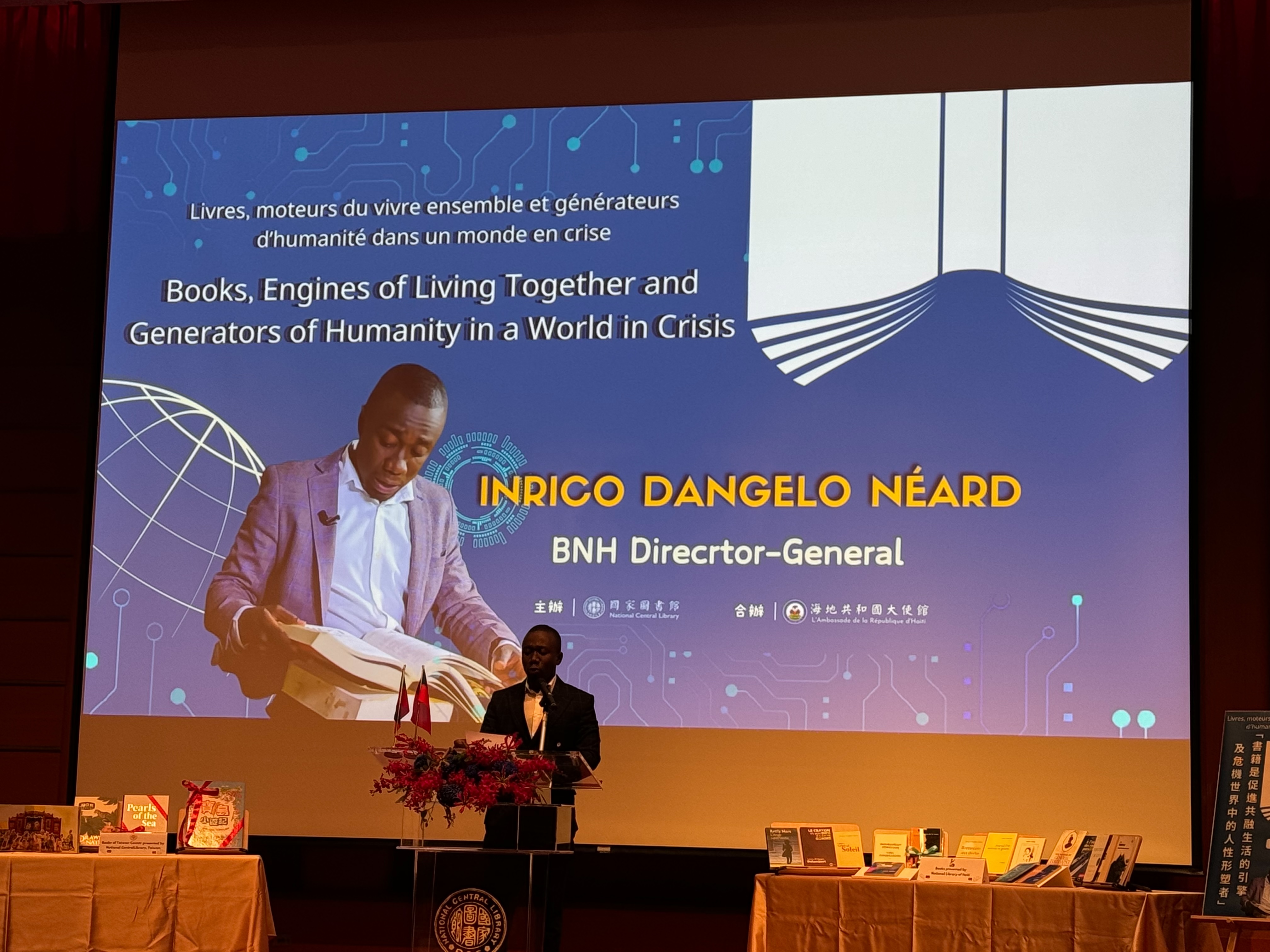 Le Directeur Général de la Bibliothèque Nationale d’Haïti (BNH), Inrico Dangelo Néard, est actuellement en visite à Taïwan. Aujourd’hui, il a pris part à une cérémonie de remise d’un don de la Bibliothèque nationale de Taïwan à la BNH, avec le soutien de l’ambassade d’Haïti à Taïwan. (photo Rti)