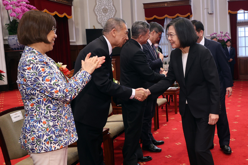 La Présidente Tsai Ing-wen félicitant les lauréats du 25e National Golden Award for Architecture et du 20e National Brand Yushan Award (photo CNA)