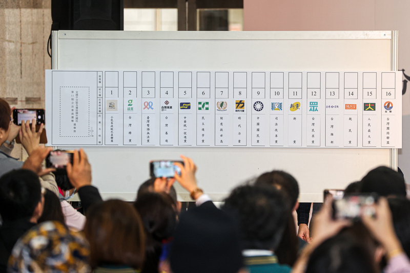 Les partis politiques ont tiré au sort leur numéro respectif à figurer sur le bulletin de vote (photo CNA)