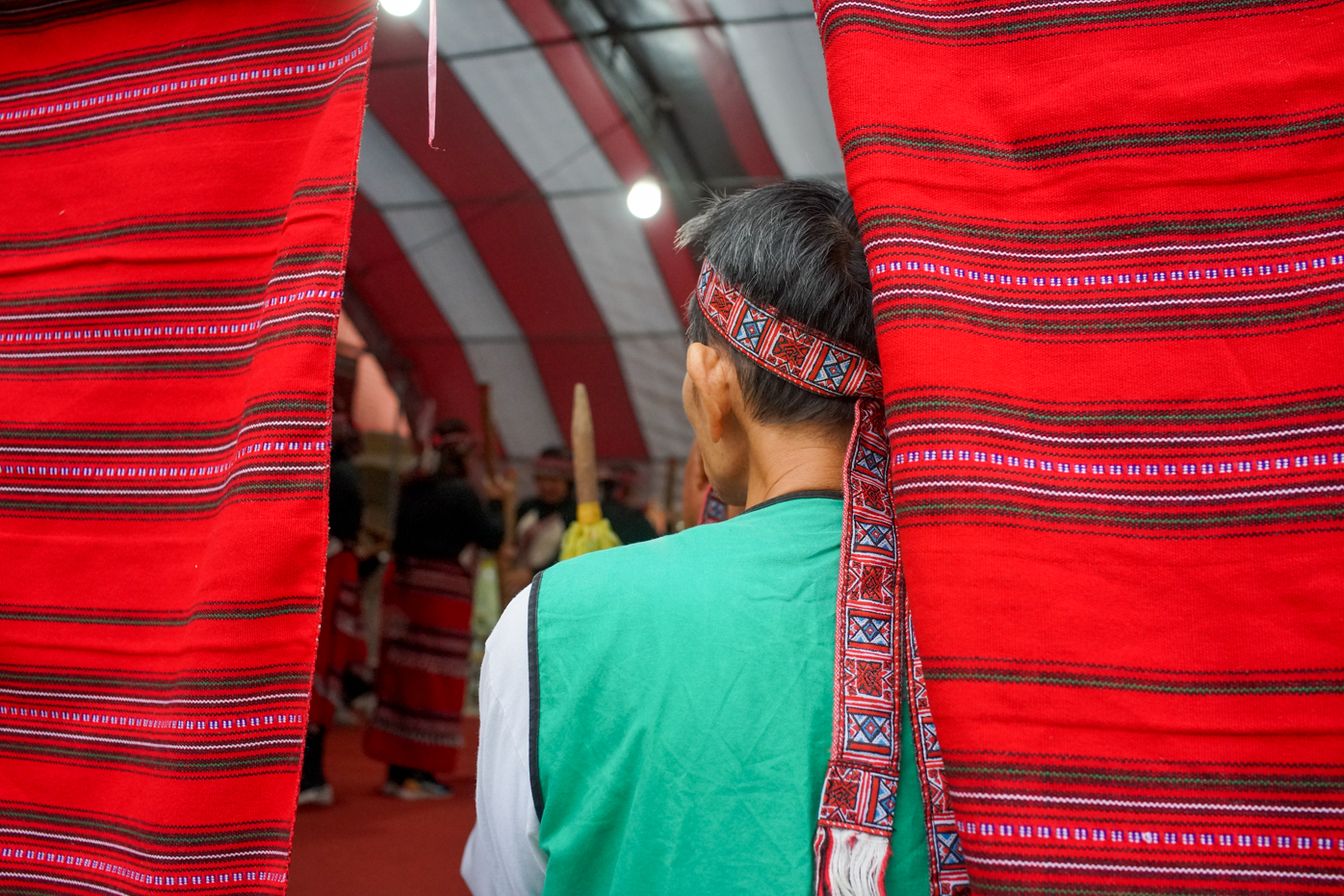 Un Pazeh attend de monter sur scène lors de la cérémonie du nouvel an des Kaxabu (© Sasa)