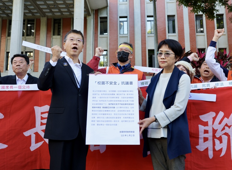 Chang Che-wei, président de l’Alliance nationale des présidents de parents d’élèves, remet une lettre de protestation à Dai Shu-fen, directrice adjointe du Bureau national de l'éducation du ministère de l'Education, lors d'une conférence de presse le 2 janvier 2023, quelques jours après la mort d'un collégien, poignardé par un autre lycéen (photo : CNA)