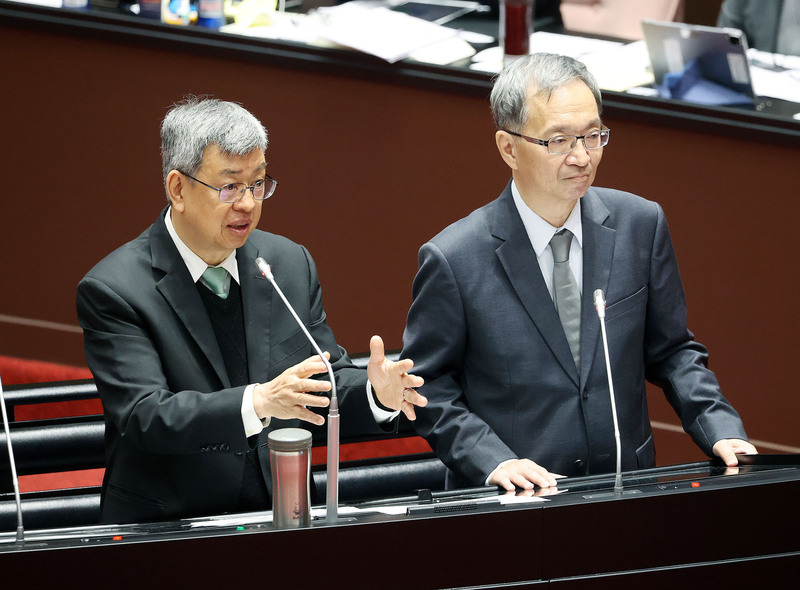 Le Premier ministre Chen Chien-jen répond aux questions des députés sur la transparence du contrat de fourniture de vaccins covid-19 par Mediagen (photo : CNA)