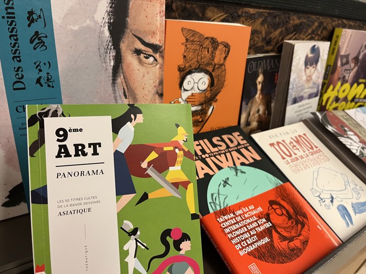 Présentoir de la section bandes dessinnées à la librairie française de Taipei (photo : librairie Le Pigeonnier)