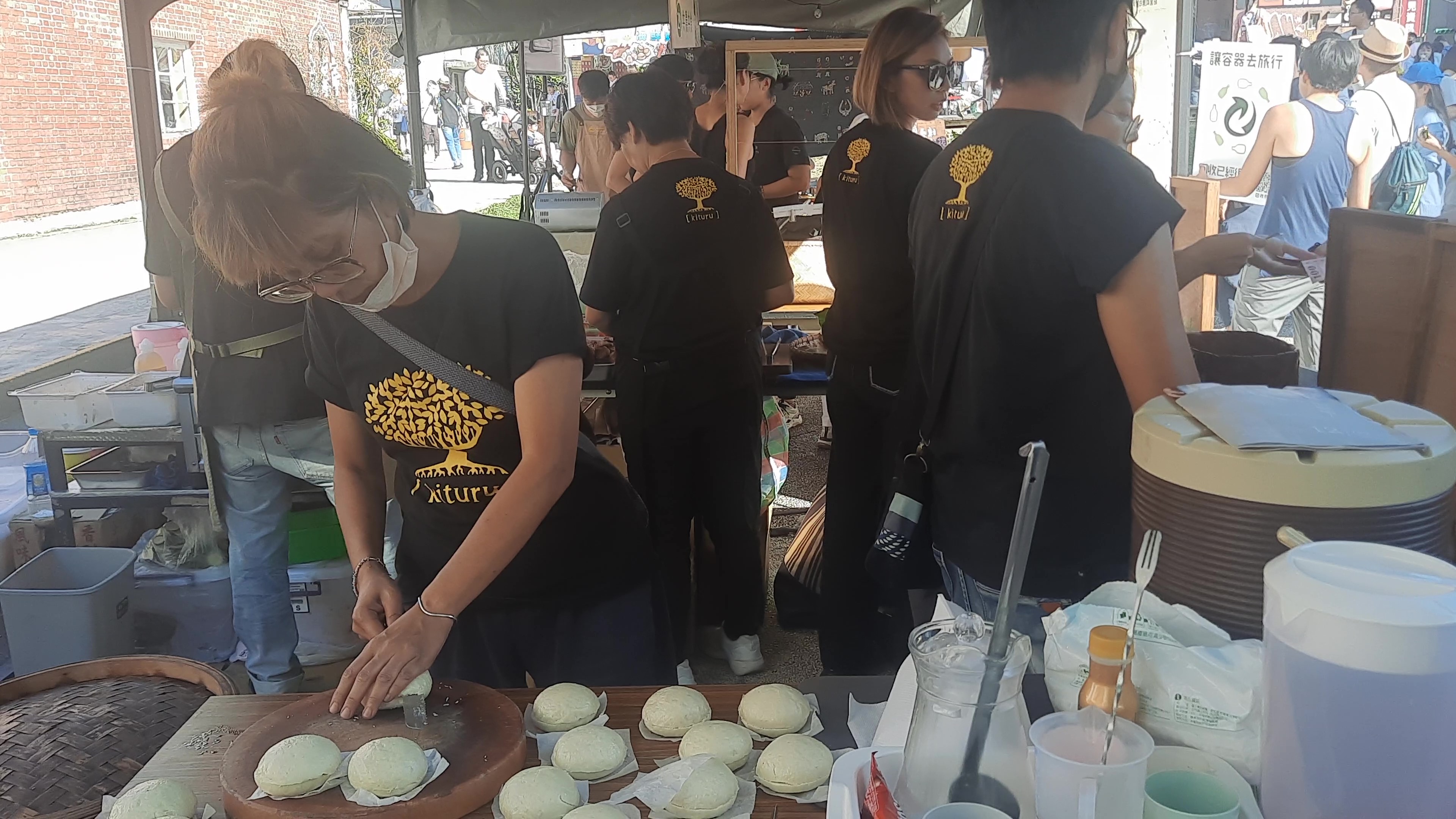 Aiku prépare des pains pikak au festival Slow food Taitung, à Taipei (photo Rti)