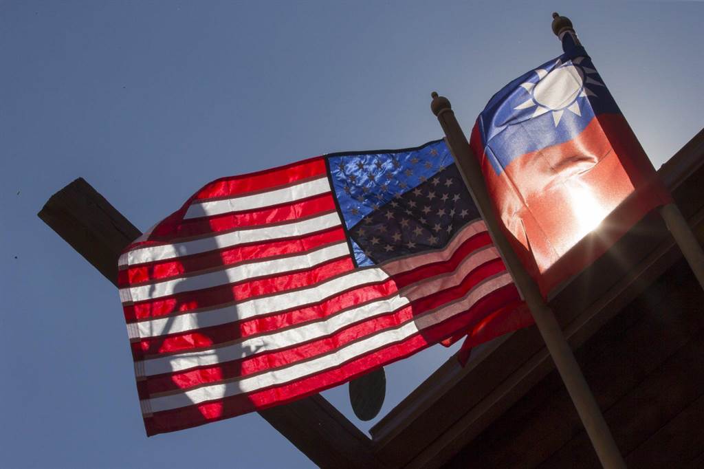 Drapeaux américains et taiwanais (Image : Compte Twitter de Tsai Ing-wen)