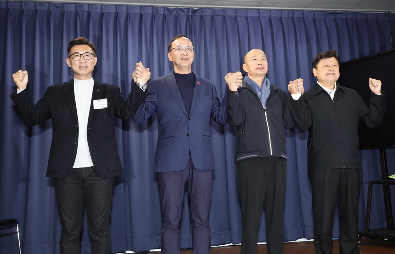 Le Président du KMT, Eric Chu (second à gauche) a annoncé le 22 janvier 2024 que le parti avait nommé Han Kuo-yu (deuxième à droite) comme candidat à la présidence du Yuan législatif et Johnny Chiang (premier à gauche) comme candidat à la vice-présidence. Fu Kun-chi (premier à droite), député de Hualien, qui visait le poste de président du Yuan législatif, a finalement apporté son soutien à leur candidature. (photo : CNA)