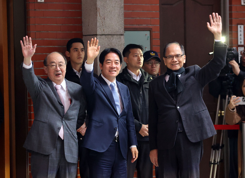 Le président de la République élu Lai Ching-te (au C.) rencontre les députés du DPP (Photo CNA)