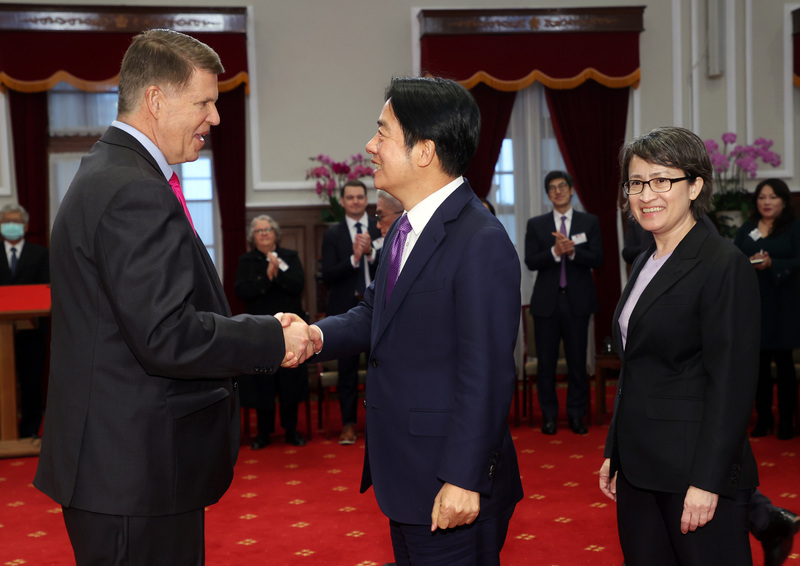 Le vice-président Lai Ching-te (au c.) et l'ancienne représentante taïwanaise aux Etats-Unis Hsiao Bi-khim (à d.) reçoivent au palais présidentiel l'ancien sous-secrétaire d'Etat américain Keith Krach (à g.) (photo CNA)