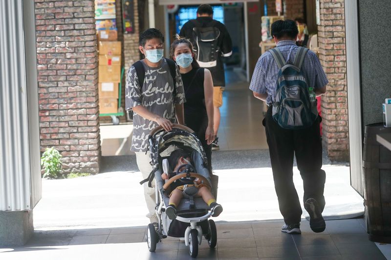 En 2022, la proportion de jeunes pères qui ont pris un congé parental a atteint un record de 25,2 %, soit une augmentation de 7 points de pourcentage par rapport aux 18,2 % enregistrés en 2021 (Image : archive CNA)