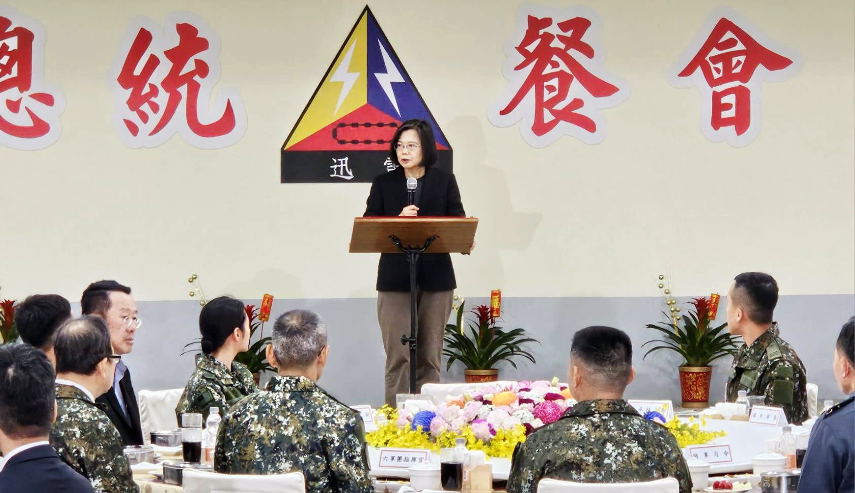 Tsai Ing-wen s’est rendue à la 206e brigade d'infanterie de l'armée au camp de Litoushan (comté de Hsinchu), afin de prendre connaissance de la situation des premiers jeunes appelés après l’entrée en vigueur de la réforme du service militaire obligatoire d'un an (photo : 歐陽夢萍 photo)