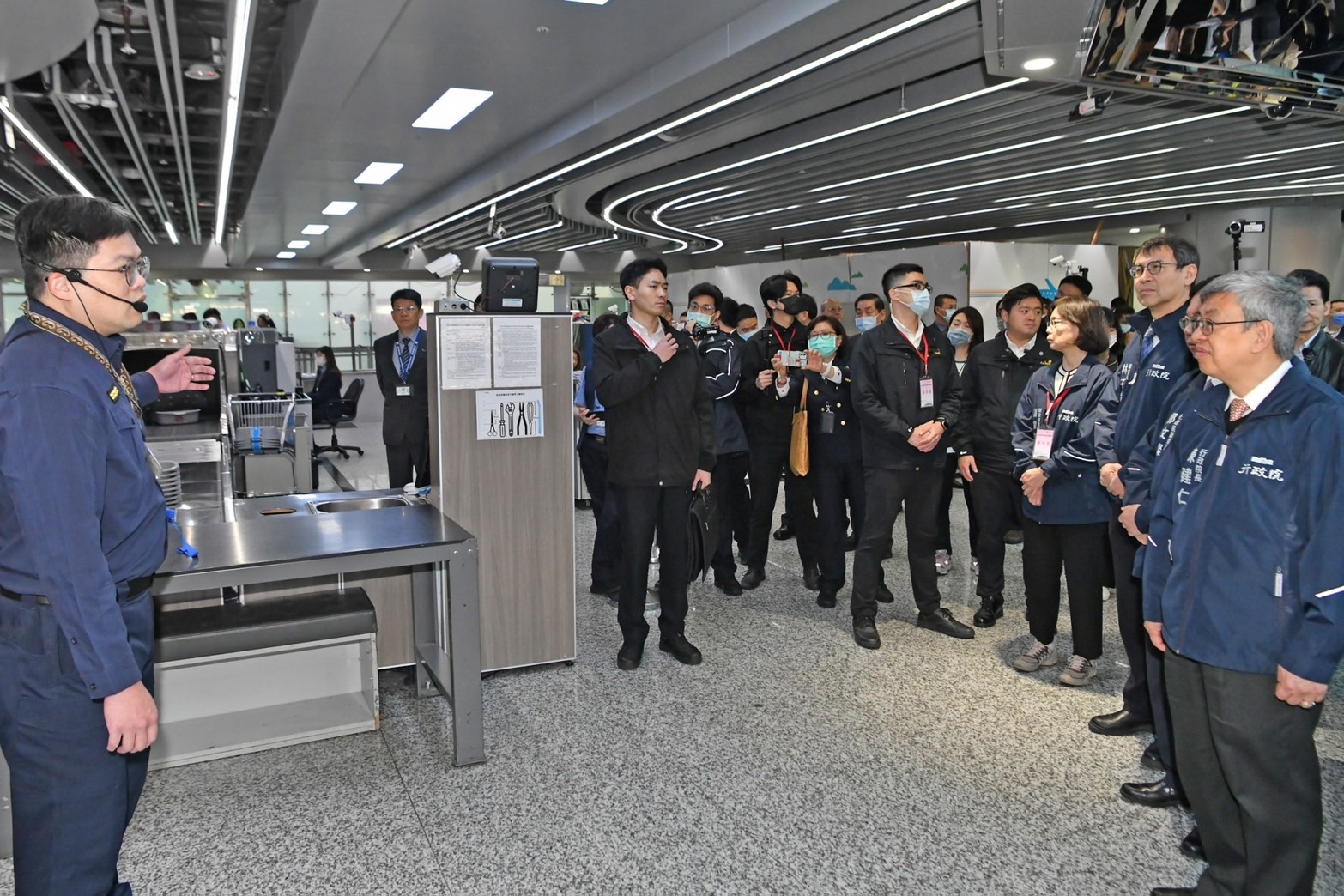 Le Premier ministre Chen Chien-jen inspecte les installation de contrôle de sécurité à l'aéroport de Taoyuan à l'approche du Nouvel An lunaire (photo : Yuan exécutif)